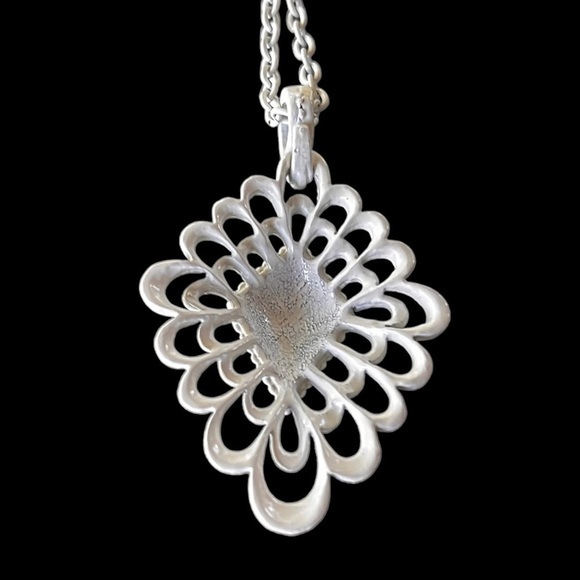 Vintage 1950’s White Enamel Filagree Necklace EUC - Picture 4 of 4